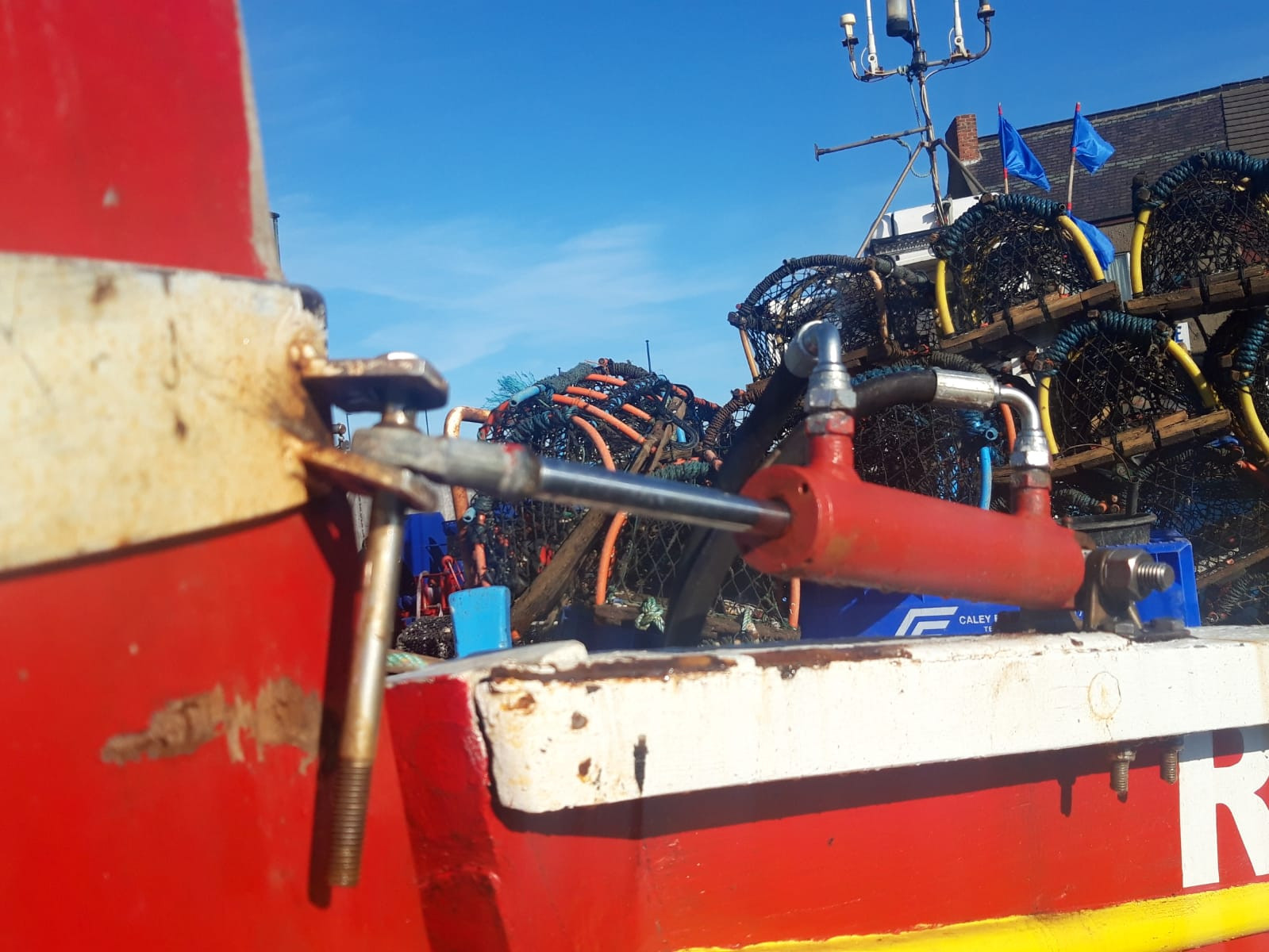 Hydraulic cylinder for fishing boat